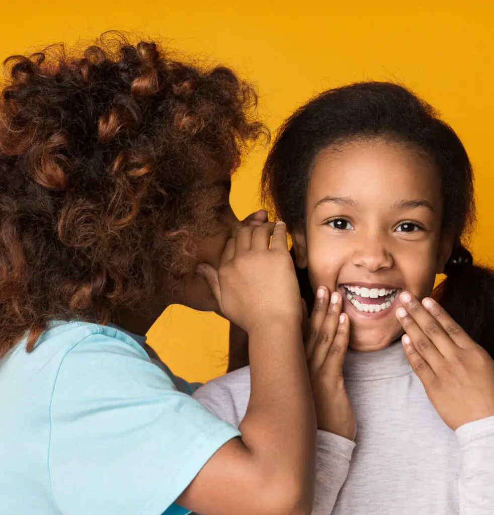 Petites filles chuchottent